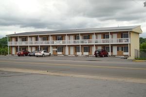 101 Straley Ave - LARGE EFFICIENCY $295// 2 BR TH $475//